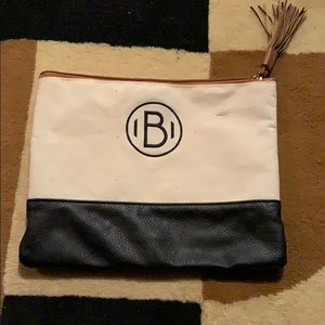 ‘B’ one compartment zipper bag